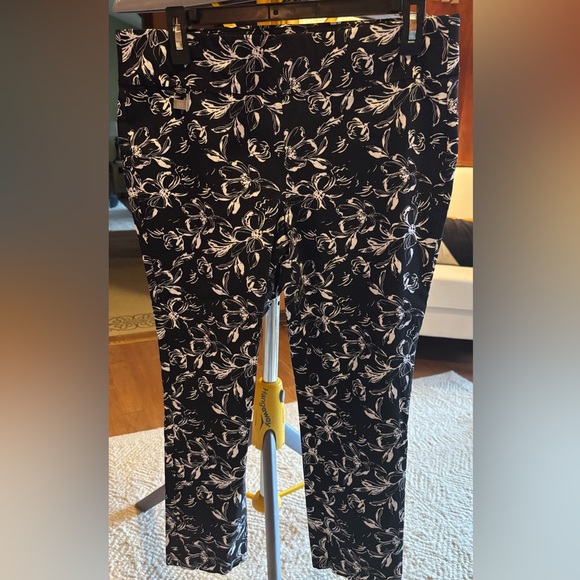 Women’s Rafaella size 14 Capri Pants Cropped Black & White Floral - Picture 1 of 8